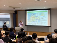東京大学公共政策大学院で講義する市長