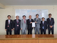 佐藤寿延中部地方整備局長らに中部縦貫自動車道に関する要望書を手交