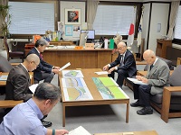中山環市体育協会長らから要望の説明を受ける市長