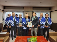 千原会長らと木材利用促進に関する要望書を手交する市長