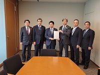 渡辺猛之参議院議員に対し中部縦貫自動車道整備促進に関する要望活動の様子