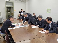 菅野裕人財務省主計局主計官に対し中部縦貫自動車道整備促進に関する要望活動の様子