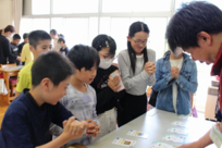 ゲームを楽しむ生徒