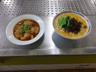 本日のメニュー「家庭で作る 本格！麻婆豆腐」と「家庭で作る 本格！担々麺」を盛りつけた皿
