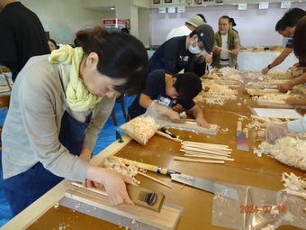 箸を作る様子