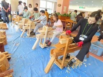 一輪挿しを作る様子