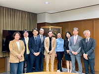 市民活動団体「MOSHI MOSHI-もしもし-」の代表らと外国人スタッフのみなさん
