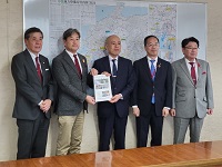中部地方整備局長に対し飛騨地域基盤整備促進期成同盟会による要望の様子