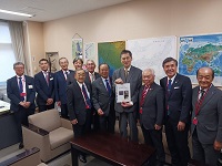 藤巻浩之国土交通省水管理・国土保全局長と県砂防協会のみなさん