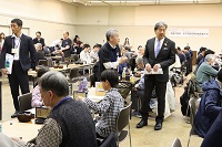 囲碁の祭典を視察する市長
