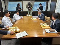 全国学校給食甲子園の決勝大会での給食メニューを試食する市長