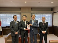 杉本篤史ホテルアソシア高山リゾート総支配人より寄附を受贈する市長