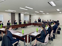 新規採用決定者に向けあいさつする市長