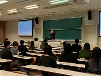 愛知大学で講義する市長