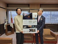 グッドデザイン賞受賞を市長へ報告された淺野翼コンパス代表取締役