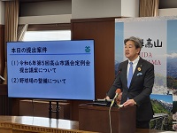 定例記者会見で提出案件を説明する市長