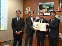 大野泰正参議院議員へ要望書を手交する市長