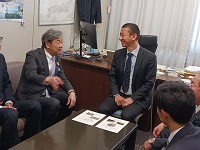 橋本雅道国土交通省大臣官房審議官に対し要望説明を行う市長