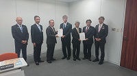 近藤清久中日本高速道路代表取締役建設企画本部長らに対し要望書を手交する市長