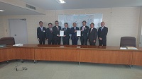 佐藤寿延中部地方整備局長らに対し要望書を手交する市長