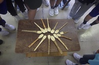 清見小学校の生徒が木からスプーンを作りました。