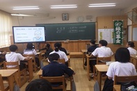 間伐について講話を受ける様子