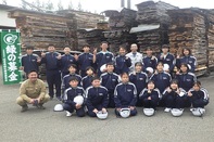 清見中学校の1年生が高山市内の製材所を見学しました。