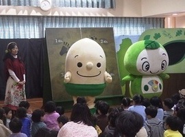 どんぐりくんとふぁみたんにあいさつする園児たち