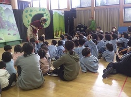 森のお姉さんのお話を聞く様子