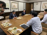 給食甲子園決勝出場報告の様子