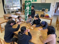 完成したデザートフォークでリンゴを食べました。