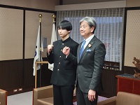 全国都道府県対抗中学バレーボール大会に出場する松倉中学校3年砂田優真さんと市長
