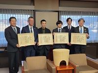 「岐阜県木の国・山の国県産材利用促進表彰」最優秀賞受賞を報告されたみなさん