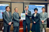 「高山市宿泊税についての陳情」を受領する市長