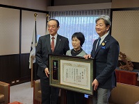農事功労者緑白綬有功章を受章された村上夫妻