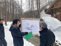六厩産業廃棄物最終処分場計画事業予定地を視察する市長