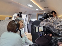 オンライン診療のデモンストレーションを行う市長