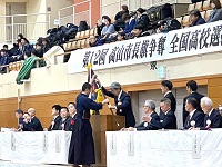 開会式での優勝旗返還の様子