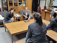 市長にインタビュー取材する高山西高校2年生の生徒ら