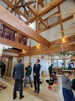 中津川市長にひだ木遊館を案内する市長