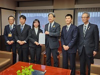 市地域おこし協力隊員の丹羽美結さんと地域の方々