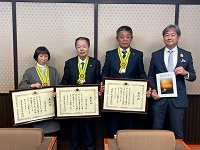 法務大臣表彰を受賞した保護司会の島田善浩会長、田中勝彦理事、砂田茂登子理事