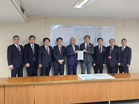 佐藤寿延中部地方整備局長らに中部縦貫自動車道に関する要望書を手交
