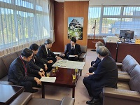 高見康裕国土交通大臣政務官に中部縦貫自動車道の整備促進を要望する市長