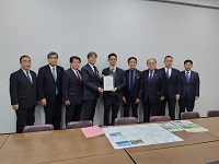竹内雅彦財務省主計局国土交通・公共事業総括第一係室長に中部縦貫自動車道に関する要望書を手交