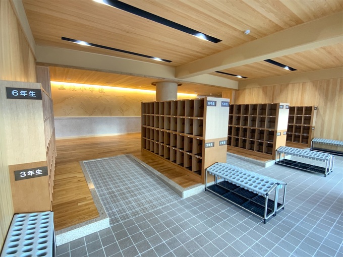 三枝小学校 下足箱写真