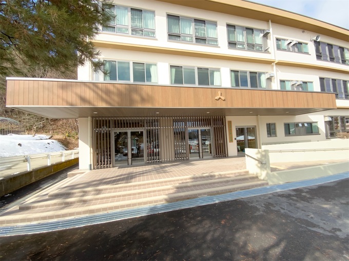 三枝小学校 昇降口写真