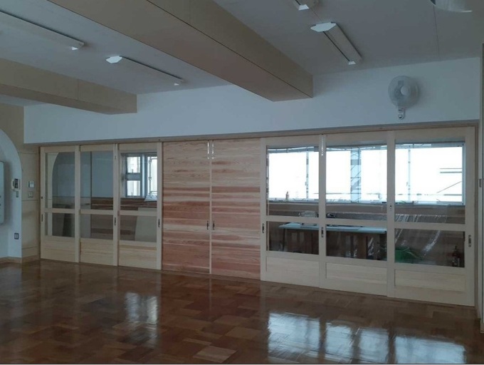江名子小学校 普通教室廊下側写真