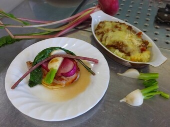 本日のメニューを盛りつけた皿