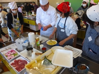 アドバイスを受けて実際に調理をする参加者の方々